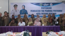 Ketua Tim Pembina Posyandu Kota Padang Panjang, Ny Maria Feronika Hendri menggelar pertemuan dengan OPD terkait, di Hotel Pangeran, Selasa (1/7/2025). (Foto: Kominfo Padang Panjang)