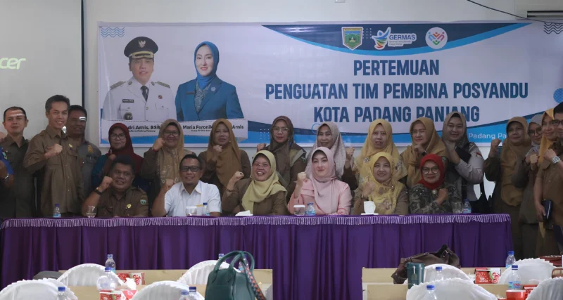 Ketua Tim Pembina Posyandu Kota Padang Panjang, Ny Maria Feronika Hendri menggelar pertemuan dengan OPD terkait, di Hotel Pangeran, Selasa (1/7/2025). (Foto: Kominfo Padang Panjang)