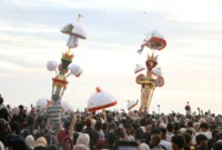 Ratusan ribu wisatawan menyaksikan Puncak Hoyak Budaya Tabuik Piaman 2025 di Pantai Gandoriah, Minggu (6/7/2025). (Foto: Kominfo Pariaman)