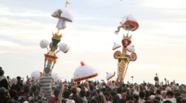 Ratusan ribu wisatawan menyaksikan Puncak Hoyak Budaya Tabuik Piaman 2025 di Pantai Gandoriah, Minggu (6/7/2025). (Foto: Kominfo Pariaman)