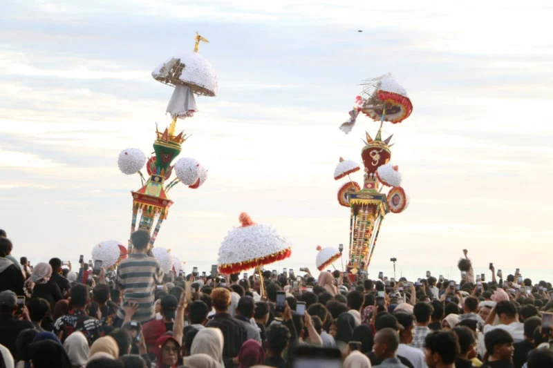 Ratusan ribu wisatawan menyaksikan Puncak Hoyak Budaya Tabuik Piaman 2025 di Pantai Gandoriah, Minggu (6/7/2025). (Foto: Kominfo Pariaman)