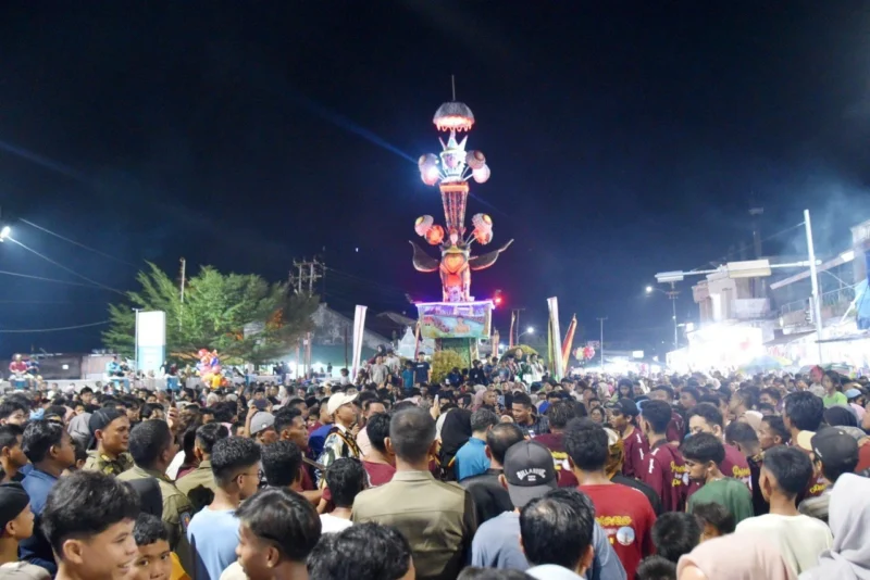 Ribuan warga memadati lokasi untuk menyaksikan tradisi Maarak Saroban pada Jumat malam (4/7/2025). (Foto: Kominfo Pariaman)
