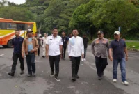 Wakil Gubernur Sumbar, Vasko Ruseimy bersama Wakil Wali Kota Padang Panjang, Allex Saputra meninjau Terminal Bukit Surungan (Busur), Jumat (4/7/2025). (Foto: Kominfo Padang Panjang)