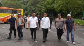 Wakil Gubernur Sumbar, Vasko Ruseimy bersama Wakil Wali Kota Padang Panjang, Allex Saputra meninjau Terminal Bukit Surungan (Busur), Jumat (4/7/2025). (Foto: Kominfo Padang Panjang)
