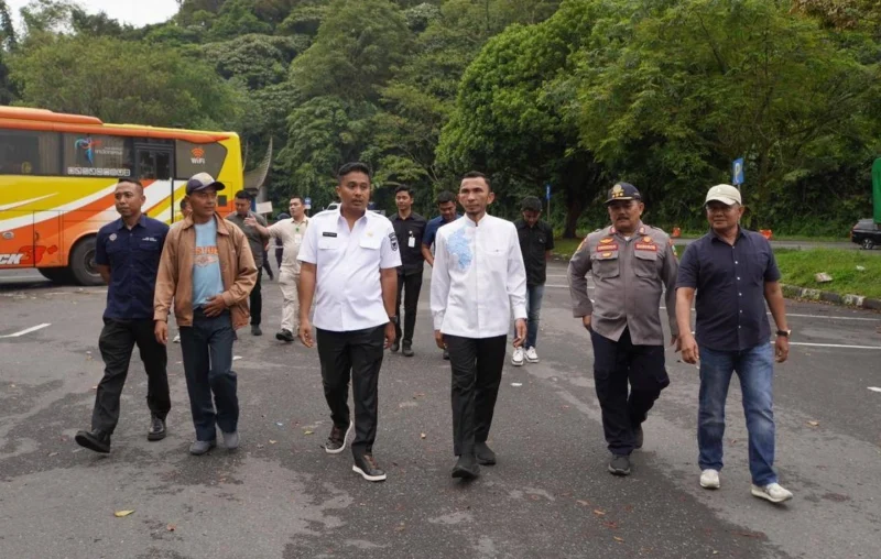 Wakil Gubernur Sumbar, Vasko Ruseimy bersama Wakil Wali Kota Padang Panjang, Allex Saputra meninjau Terminal Bukit Surungan (Busur), Jumat (4/7/2025). (Foto: Kominfo Padang Panjang)