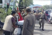 Petugas Satpol PP Padang menertibkan PKL yang menggunakan badan jalan dan trotoar sebagai lokasi berjualan di kawasan Padang Timur, Senin (7/7/2025). (Foto: Humas Satpol PP Padang)