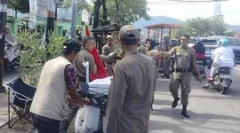 Petugas Satpol PP Padang menertibkan PKL yang menggunakan badan jalan dan trotoar sebagai lokasi berjualan di kawasan Padang Timur, Senin (7/7/2025). (Foto: Humas Satpol PP Padang)