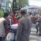 Petugas Satpol PP Padang menertibkan PKL yang menggunakan badan jalan dan trotoar sebagai lokasi berjualan di kawasan Padang Timur, Senin (7/7/2025). (Foto: Humas Satpol PP Padang)