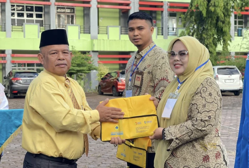 Kepala SMK SMAK Padang, Drs. Nasir membuka pelatihan AMT 2025, Senin (7/7/2025). (Foto: SMK SMAK Padang)