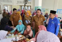 Wakil Wali Kota Pariaman, Mulyadi meluncurkan Gerakan Posyandu Aktif di Desa Kampung Apar, Kecamatan Pariaman Selatan, Selasa (8/7/2025). (Foto: Kominfo Pariaman)