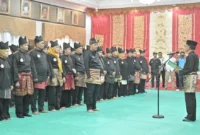 Wakil Ketua Umum PB IPSI, Dr. Djayeng Tirto Soedarsono melantik Vasko Ruseimy sebagai Ketua IPSI Sumbar periode 2025–2029 di Auditorium Gubernuran Sumbar, Kamis (3/7/2025). (Foto: ADPSB)
