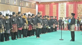 Wakil Ketua Umum PB IPSI, Dr. Djayeng Tirto Soedarsono melantik Vasko Ruseimy sebagai Ketua IPSI Sumbar periode 2025–2029 di Auditorium Gubernuran Sumbar, Kamis (3/7/2025). (Foto: ADPSB)
