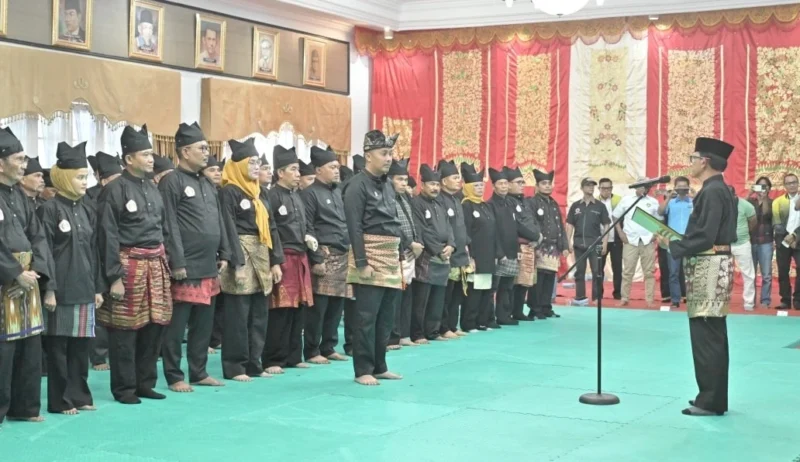 Wakil Ketua Umum PB IPSI, Dr. Djayeng Tirto Soedarsono melantik Vasko Ruseimy sebagai Ketua IPSI Sumbar periode 2025–2029 di Auditorium Gubernuran Sumbar, Kamis (3/7/2025). (Foto: ADPSB)