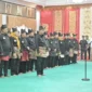 Wakil Ketua Umum PB IPSI, Dr. Djayeng Tirto Soedarsono melantik Vasko Ruseimy sebagai Ketua IPSI Sumbar periode 2025–2029 di Auditorium Gubernuran Sumbar, Kamis (3/7/2025). (Foto: ADPSB)