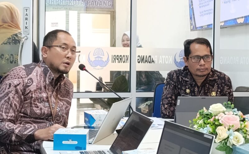 Kabag Perekonomian dan SDA Setdako Padang, Indra Noveri saat menggelar pertemuan dengan sejumlah perbankan di Balai Kota Padang, Kamis (3/7/2025). (Foto: Diskominfo Padang)