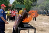 Dinas Damkar Padang aktif menggelar sosialisasi dan pelatihan kepada masyarakat untuk mencegah kebakaran. (Foto: Diskominfo Padang)