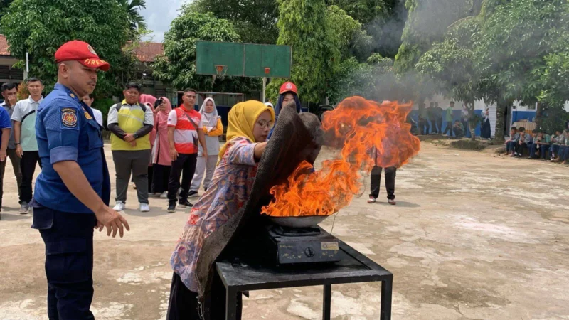 Dinas Damkar Padang aktif menggelar sosialisasi dan pelatihan kepada masyarakat untuk mencegah kebakaran. (Foto: Diskominfo Padang)