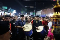 Wakil Wali Kota Pariaman Mulyadi menghadiri Prosesi Maarak Jari-Jari pada Kamis malam (3/7/2025). (Foto: Kominfo Pariaman)