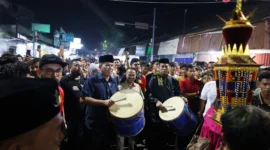 Wakil Wali Kota Pariaman Mulyadi menghadiri Prosesi Maarak Jari-Jari pada Kamis malam (3/7/2025). (Foto: Kominfo Pariaman)