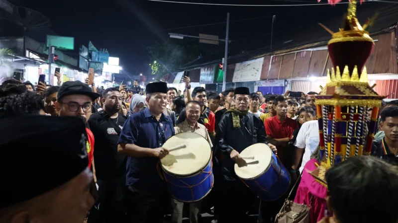 Wakil Wali Kota Pariaman Mulyadi menghadiri Prosesi Maarak Jari-Jari pada Kamis malam (3/7/2025). (Foto: Kominfo Pariaman)