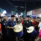 Wakil Wali Kota Pariaman Mulyadi menghadiri Prosesi Maarak Jari-Jari pada Kamis malam (3/7/2025). (Foto: Kominfo Pariaman)