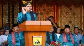 Menbud RI, Fadli Zon membuka Festival Pesona Budaya Hoyak Tabuik 2025 di kawasan Pantai Gandoriah, Kota Pariaman, Minggu (6/7/2025). (Foto: Kominfo Pariaman)