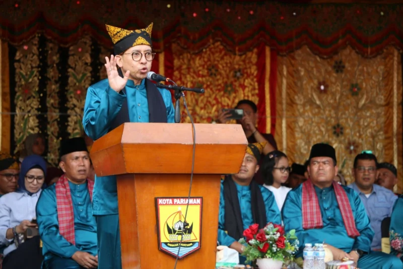 Menbud RI, Fadli Zon membuka Festival Pesona Budaya Hoyak Tabuik 2025 di kawasan Pantai Gandoriah, Kota Pariaman, Minggu (6/7/2025). (Foto: Kominfo Pariaman)