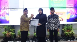 Wali Kota Padang Panjang, Hendri Arnis didampingi Wakil Wali Kota Allex menyerahkan penghargaan kepada Kajari sebelumnya, Jerniaty, SH, MH. (Foto: Kominfo Padang Panjang)