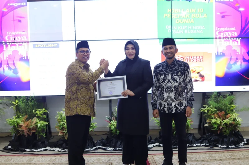 Wali Kota Padang Panjang, Hendri Arnis didampingi Wakil Wali Kota Allex menyerahkan penghargaan kepada Kajari sebelumnya, Jerniaty, SH, MH. (Foto: Kominfo Padang Panjang)