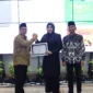 Wali Kota Padang Panjang, Hendri Arnis didampingi Wakil Wali Kota Allex menyerahkan penghargaan kepada Kajari sebelumnya, Jerniaty, SH, MH. (Foto: Kominfo Padang Panjang)