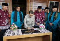 Menbud RI Fadli Zon menandatangani prasasti peresmian Museum Budaya Kota Pariaman di Rumah Tabuik Pasa, Kelurahan Karan Aur, Kecamatan Pariaman Tengah, Minggu (6/7/2025). (Foto: Kominfo Pariaman)