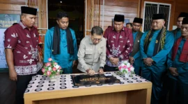 Menbud RI Fadli Zon menandatangani prasasti peresmian Museum Budaya Kota Pariaman di Rumah Tabuik Pasa, Kelurahan Karan Aur, Kecamatan Pariaman Tengah, Minggu (6/7/2025). (Foto: Kominfo Pariaman)