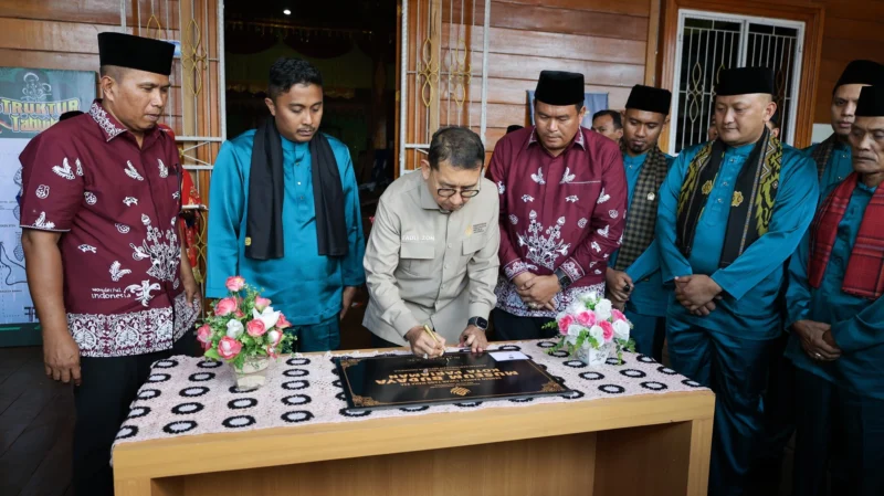 Menbud RI Fadli Zon menandatangani prasasti peresmian Museum Budaya Kota Pariaman di Rumah Tabuik Pasa, Kelurahan Karan Aur, Kecamatan Pariaman Tengah, Minggu (6/7/2025). (Foto: Kominfo Pariaman)