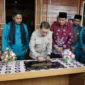 Menbud RI Fadli Zon menandatangani prasasti peresmian Museum Budaya Kota Pariaman di Rumah Tabuik Pasa, Kelurahan Karan Aur, Kecamatan Pariaman Tengah, Minggu (6/7/2025). (Foto: Kominfo Pariaman)