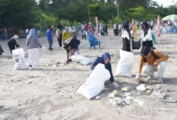 Ratusan ASN bergotong royong membersihkan Pantai Gandoriah Pariaman pasca Hoyak Tabuik 2025, Senin (7/7/2025). (Foto: Kominfo Pariaman)