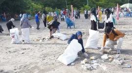 Ratusan ASN bergotong royong membersihkan Pantai Gandoriah Pariaman pasca Hoyak Tabuik 2025, Senin (7/7/2025). (Foto: Kominfo Pariaman)