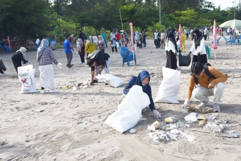 Ratusan ASN bergotong royong membersihkan Pantai Gandoriah Pariaman pasca Hoyak Tabuik 2025, Senin (7/7/2025). (Foto: Kominfo Pariaman)