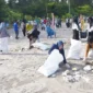 Ratusan ASN bergotong royong membersihkan Pantai Gandoriah Pariaman pasca Hoyak Tabuik 2025, Senin (7/7/2025). (Foto: Kominfo Pariaman)
