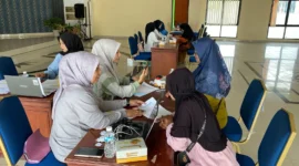 Proses distribusi lembaran belanja bagi siswa penerima bantuan perlengkapan sekolah gratis di Kantor Disdikbud, Jumat (11/7/2025). (Foto: Kominfo Padang Panjang)