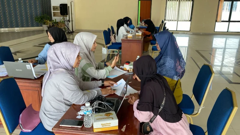 Proses distribusi lembaran belanja bagi siswa penerima bantuan perlengkapan sekolah gratis di Kantor Disdikbud, Jumat (11/7/2025). (Foto: Kominfo Padang Panjang)