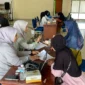 Proses distribusi lembaran belanja bagi siswa penerima bantuan perlengkapan sekolah gratis di Kantor Disdikbud, Jumat (11/7/2025). (Foto: Kominfo Padang Panjang)