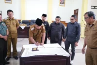 Wawako Pariaman Mulyadi menandatangani Nota Kesepakatan Pertanggungjawaban Pelaksanaan APBD 2024, Selasa (8/7/2025). (Foto: Kominfo Pariaman)