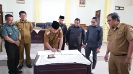 Wawako Pariaman Mulyadi menandatangani Nota Kesepakatan Pertanggungjawaban Pelaksanaan APBD 2024, Selasa (8/7/2025). (Foto: Kominfo Pariaman)