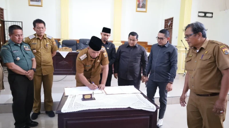 Wawako Pariaman Mulyadi menandatangani Nota Kesepakatan Pertanggungjawaban Pelaksanaan APBD 2024, Selasa (8/7/2025). (Foto: Kominfo Pariaman)
