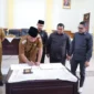 Wawako Pariaman Mulyadi menandatangani Nota Kesepakatan Pertanggungjawaban Pelaksanaan APBD 2024, Selasa (8/7/2025). (Foto: Kominfo Pariaman)