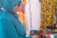 Ketua Bidang I TP-PKK Kota Padang, Ny Sri Hayati Maigus Nasir menyambangi booth pameran Kalimantan Timur di pelataran Convention Hall Sempaja, Selasa (8/7/2025). (Foto: Diskominfo Padang)