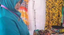 Ketua Bidang I TP-PKK Kota Padang, Ny Sri Hayati Maigus Nasir menyambangi booth pameran Kalimantan Timur di pelataran Convention Hall Sempaja, Selasa (8/7/2025). (Foto: Diskominfo Padang)