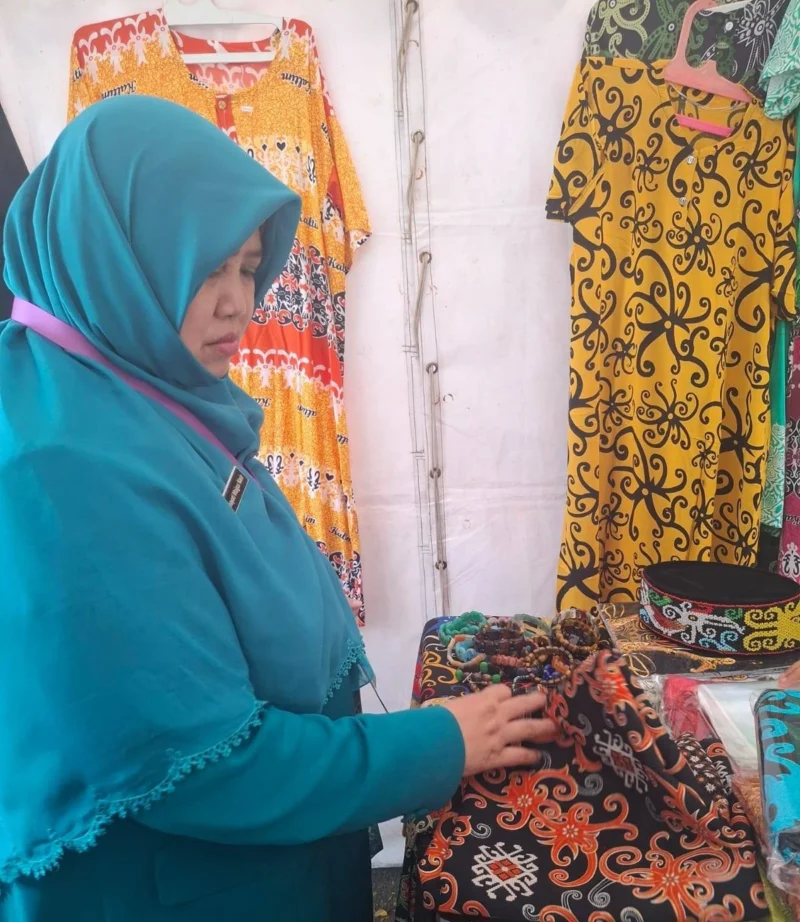 Ketua Bidang I TP-PKK Kota Padang, Ny Sri Hayati Maigus Nasir menyambangi booth pameran Kalimantan Timur di pelataran Convention Hall Sempaja, Selasa (8/7/2025). (Foto: Diskominfo Padang)