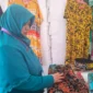 Ketua Bidang I TP-PKK Kota Padang, Ny Sri Hayati Maigus Nasir menyambangi booth pameran Kalimantan Timur di pelataran Convention Hall Sempaja, Selasa (8/7/2025). (Foto: Diskominfo Padang)