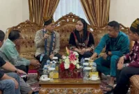Bupati Dharmasraya Annisa Suci Ramadhani berdiskusi dengan Menteri Kebudayaan RI, Fadli Zon, Minggu (7/7/2025). (Foto: Pemkab Dharmasraya)